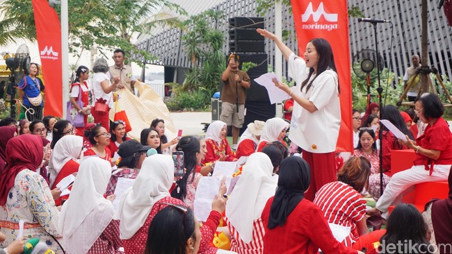Momen bernyanyi bersama ini dirancang sebagai ruang bagi para ibu untuk mengekspresikan rasa cinta serta merayakan kesuksesan anak-anak mereka yang tak lepas dari dedikasi seorang ibu. Kehadiran ratusan peserta yang kompak mengenakan busana bernuansa merah dan putih menciptakan suasana hangat dan penuh semangat di tepi pantai. Foto: Dok. Detikcom.