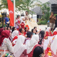 Momen bernyanyi bersama ini dirancang sebagai ruang bagi para ibu untuk mengekspresikan rasa cinta serta merayakan kesuksesan anak-anak mereka yang tak lepas dari dedikasi seorang ibu. Kehadiran ratusan peserta yang kompak mengenakan busana bernuansa merah dan putih menciptakan suasana hangat dan penuh semangat di tepi pantai. Foto: Dok. Detikcom.