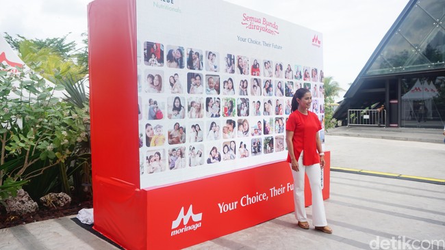 Pesan Cinta di Morinaga Wall of Love. Setiap ibu bisa menuliskan harapan dan pesan cintanya pada instalasi Morinaga Wall of Love yang kemudian ditayangkan secara real-time di layar videotron (LED) raksasa di area acara. Foto: Dok. Detikcom.