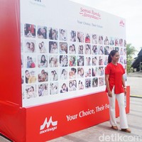 Pesan Cinta di Morinaga Wall of Love. Setiap ibu bisa menuliskan harapan dan pesan cintanya pada instalasi Morinaga Wall of Love yang kemudian ditayangkan secara real-time di layar videotron (LED) raksasa di area acara. Foto: Dok. Detikcom.