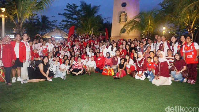 Sebanyak 250 pasangan ibu dan anak tampil dalam paduan suara kolosal yang menjadi puncak acara Semua Bunda Dirayakan oleh Morinaga di Lands End, PIK 2, Sabtu (20/12/2025). Acara ini berkolaborasi dengan komunitas Nyanyi Bareng Jakarta (NBJ). Foto: Dok. Detikcom.