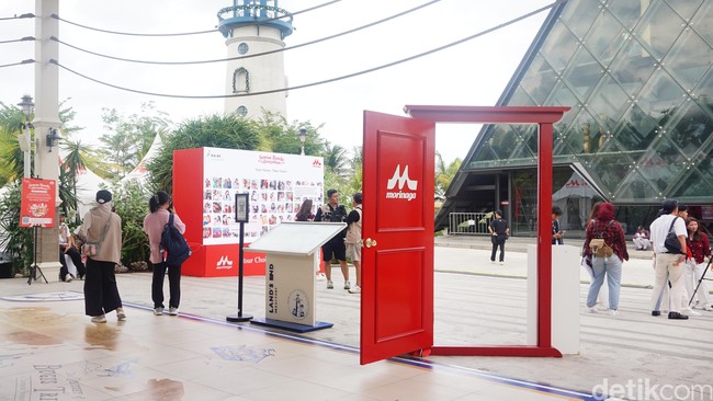 Momen Hangat di Area Foto Ikonik Red Door. Para peserta memanfaatkan area foto ikonik Red Door untuk mengabadikan momen kebersamaan yang berkesan dengan latar pemandangan pesisir Lands End, PIK 2. Foto: Dok. Detikcom.