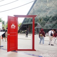 Momen Hangat di Area Foto Ikonik Red Door. Para peserta memanfaatkan area foto ikonik Red Door untuk mengabadikan momen kebersamaan yang berkesan dengan latar pemandangan pesisir Lands End, PIK 2. Foto: Dok. Detikcom.