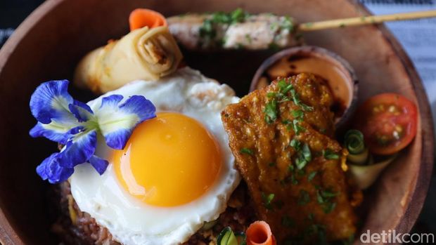 Nasi Goreng Ibu Iluh, salah satu menu di Alpha Wolf Lodge, Tabanan, Minggu (21/12/2025). (Foto: Aryo Mahendro/detikBali)