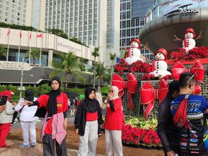 Ornamen Jelang Nataru Terpasang di HI, Warga Antusias Abadikan Momen