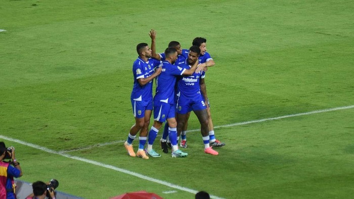 Bungkam Bhayangkara FC  2-0, Persib Kudeta Persija