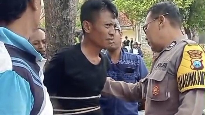 Gagal Gondol Tas, Copet Bangkalan Diikat Warga di Pohon