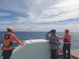 Video: Tim SAR Masih Cari 8 ABK KM Maulana 30 yang Hilang Pascakebakaran