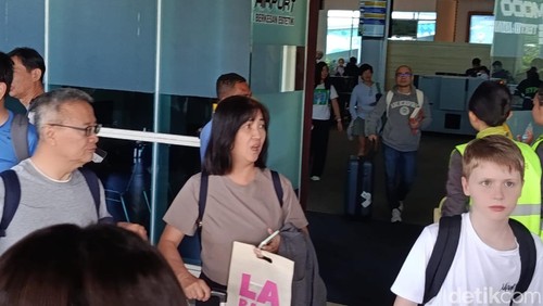 Penumpang penerbangan perdana Scoot rute Singapura-Labuan Bajo tiba di Bandara Internasional Komodo, Minggu (21/12/20255).