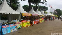 Suasana Pasar Kreatif Natal 2025 di Taman Lapangan Banteng, Jakarta Pusat, Minggu (21/12/2025). Pasar menghadirkan 40 pelaku UMKM dengan beragam produk kerajinan, kuliner, dan suvenir bertema Natal.