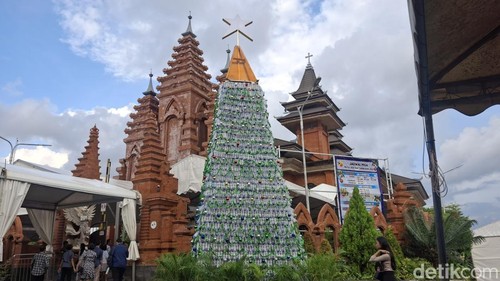 Pohon Natal raksasa yang terbuat dari 3.500 botol bekas berdiri megah di depan Gereja Katolik Roh Kudus Katedral Denpasar, Bali, Minggu (21/12/2025). (Foto: Fabiola Dianira/detikBali)