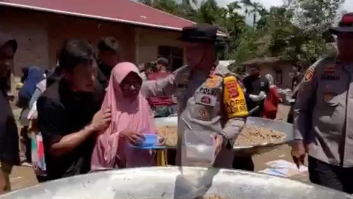 Polda Sumbar Salurkan Ratusan Ribu Porsi Makanan ke Warga Padang Terdampak Bencana