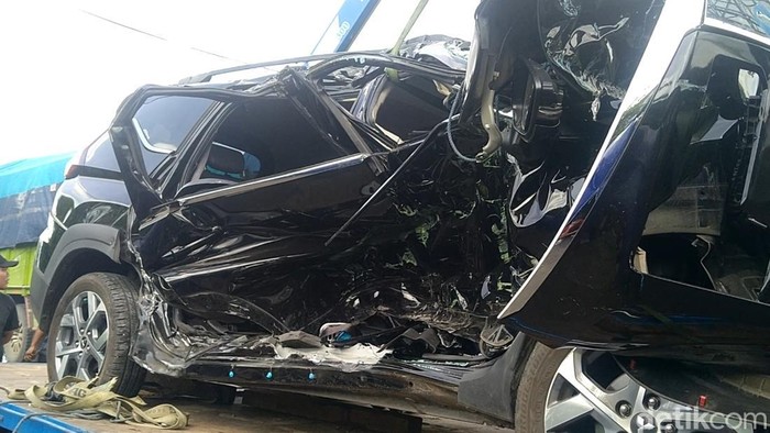 Truk Semen Seruduk 5 Truk-Mobil di Bangjo Comal Pemalang