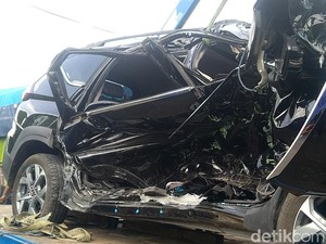 Truk Semen Seruduk 5 Truk-Mobil di Bangjo Comal Pemalang