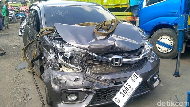 Potret kendaraan yang terlibat laka beruntun di bangjo Comal, Pemalang, Minggu (21/12/2025). Potret kendaraan yang terlibat laka beruntun di bangjo Comal, Pemalang, Minggu (21/12/2025).