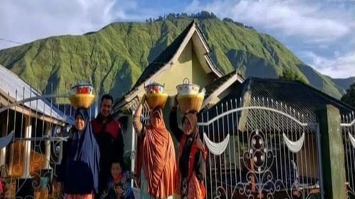Prosesi gawe dina dalam tradisi Nyiwak oleh Suku Sasak di Lombok, NTB. (Foto: Dok. Ismail & Alqadri)