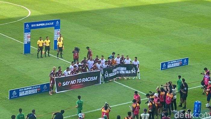 PSM dan Malut United Bentangkan Spanduk Ajakan Lawan Rasisme