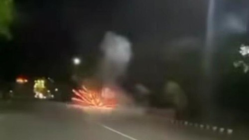 Tangkapan layar aksi sejumlah remaja menyalakan kembang api di sepanjang Jalan Pahlawan, Tabanan, Sabtu (20/12/2025) dini hari. /Instagram @tabanan_update