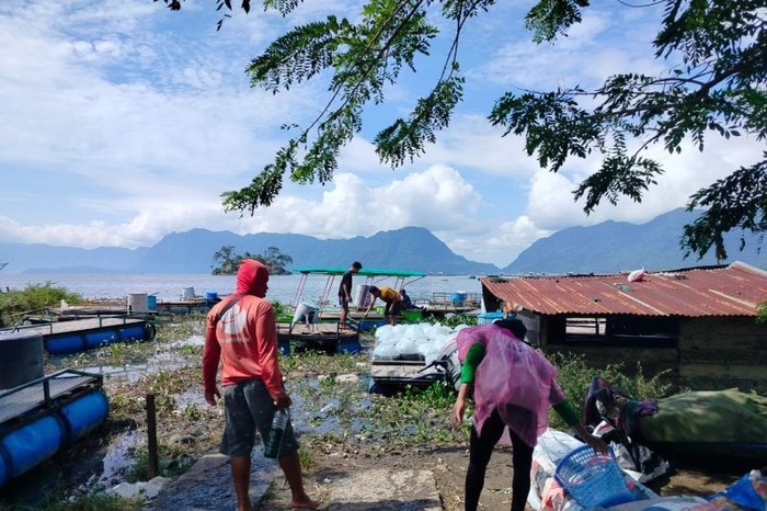 Petani keramba jaring apung sedang berada di Danau Maninjau usai melakukan aktivitas. Saat ini ikan di danau itu banyak yang mati akibat bencana hidrometeorologi