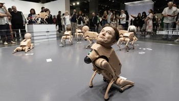Seniman digital Mike Winkelmann atau dikenal dengan nama Beeple menampilkan karya berjudul Regular Animals (2025), robot anjing dengan kepala hiper-realistis yang menyerupai sejumlah tokoh teknologi ternama. Foto: Art Basel Miami