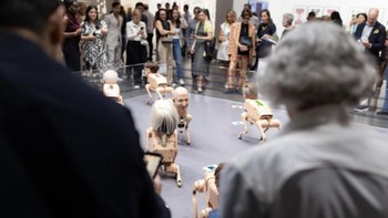 Dikutip dari The Art Newspaper, robot-robot tersebut dirancang untuk bergerak di dalam kandang khusus dan secara otomatis mengeluarkan sertifikat keaslian. Foto: Art Basel Miami