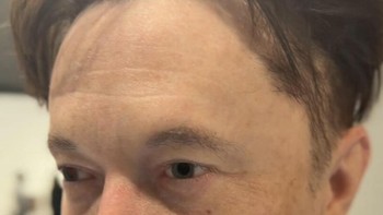 Beeple juga menyelipkan satire khasnya dalam sertifikat gratis yang dibagikan di pameran, yang berisi pernyataan provokatif mengenai ‘keaslian’ karya seni tersebut. Foto: Art Basel Miami