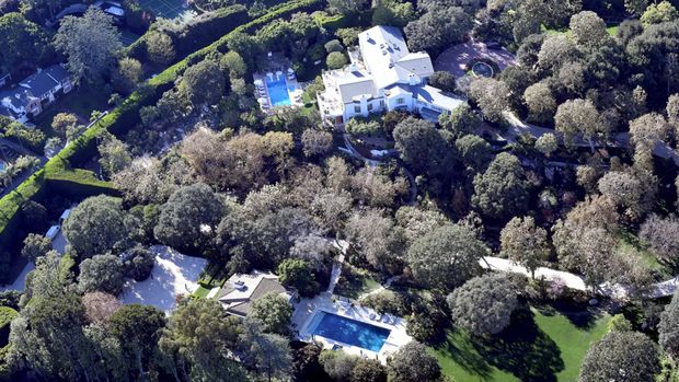 Rumah mewah milik Jeff Bezos di Beverly Hills, California. Tak hanya mewah, rumah itu juga memiliki bangunan unik mirip UFO.