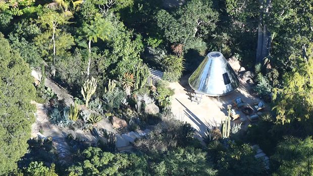 Rumah mewah milik Jeff Bezos di Beverly Hills, California. Tak hanya mewah, rumah itu juga memiliki bangunan unik mirip UFO.