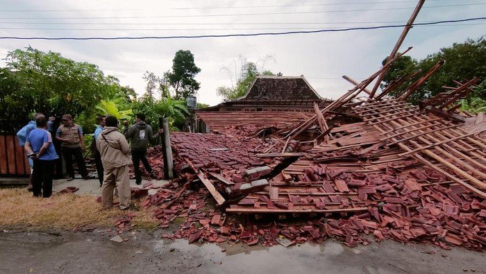 Rumah Joglo di Sambungmacan Sragen Rata dengan Tanah Diterjang Hujan Angin