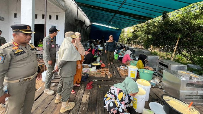 Satpol PP gerebek rumah produksi kue lapis Pontianak yang gunakan tabung LPG subsidi. Pemiliknya dibina. (Satpol PP Kota Pontianak)