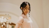 Savannah Nadja Rachbini adalah anak Alya Rohali. Perempuan yang akrab disapa Vava ini mendapat dukungan full dari ibunda mengikuti ajang GADIS Sampul 2025. Alya Rohali juga mengawali kariernya dari dunia pageants sebagai None Jakarta Barat 1994 dan menjadi Puteri Indonesia 1996. Foto: Instagram @savannahrachbini