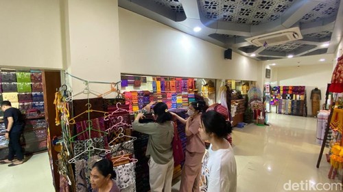 Sejumlah pengunjung memilih kain endek di Pasar Tematik Semarapura atau yang lebih familiar dengan nama Pasar Seni Klungkung, Minggu (21/12/2025). (Foto: Dinda Anatasya/detikBali)