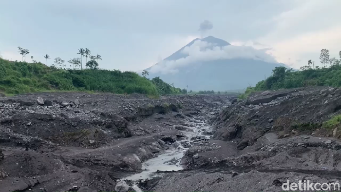 Semeru Kembali Erupsi, Kolom Abu Capai 1.200 Meter