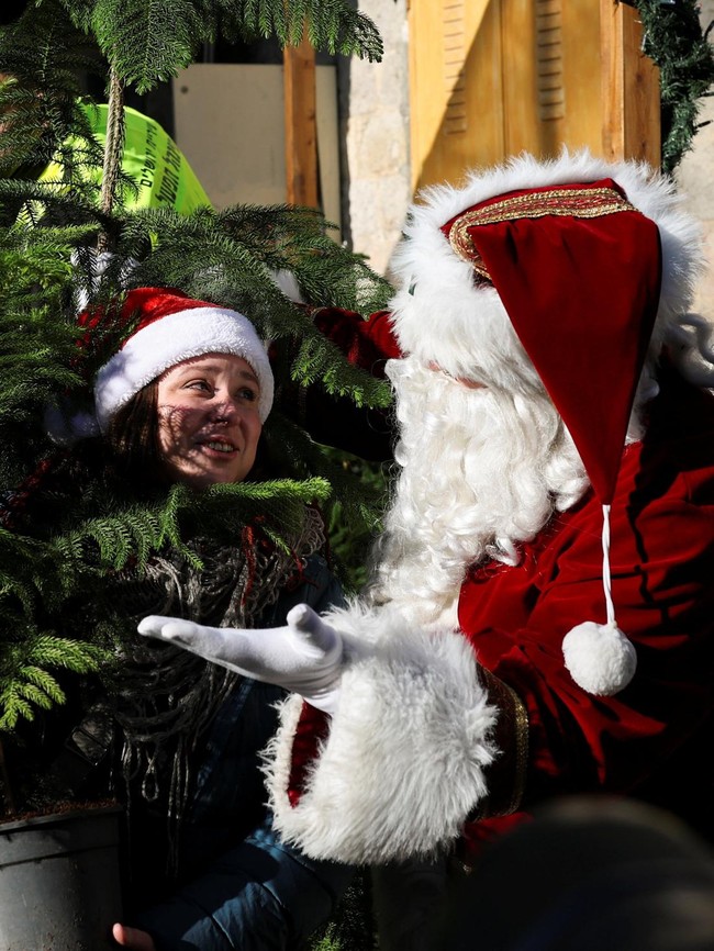 Sinterklas Warnai Jalanan Yerusalem dengan Aksi Bagi-bagi Pohon Natal