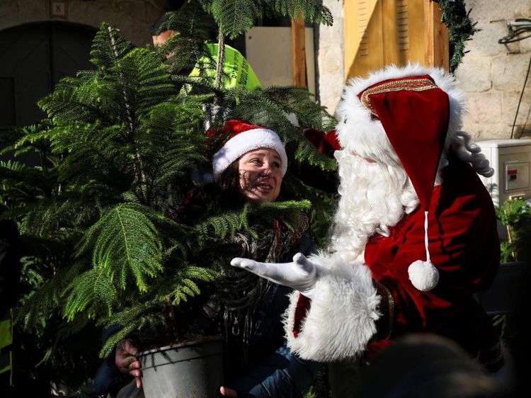 Sinterklas Warnai Jalanan Yerusalem dengan Aksi Bagi-bagi Pohon Natal