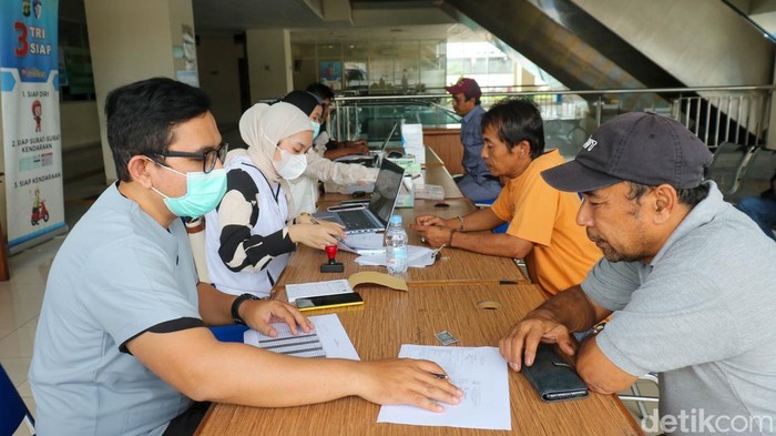Petugas kesehatan melayani pemeriksaan sopir bus di pos kesehatan Terminal Pulo Gebang, Jakarta Timur, Minggu (21/12/2025), jelang lonjakan arus Nataru.