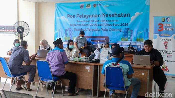 Petugas kesehatan melayani pemeriksaan sopir bus di pos kesehatan Terminal Pulo Gebang, Jakarta Timur, Minggu (21/12/2025), jelang lonjakan arus Nataru.