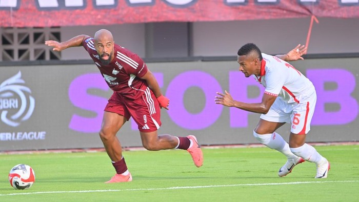 Keputusan Wasit Anulir Penalti PSM Makassar Setelah Cek VAR Dikritik