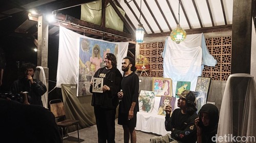 Suasana lelang karya seni saat acara amal Sumatra Calling, Bali Menjawab di Berbagi Ruang & Kopi, Denpasar, Bali, Senin (15/12/2025). (Foto: Abid Ahmad Ibrahim/detikBali)