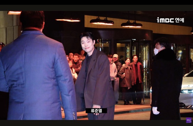 Ryu Jun Yeol hadir di pesta pernikahan Kim Woo Bin dan Shin Min Ah dengan gaya smart casual. Berbalut setelan jas hitam yang dibiarkan terbuka, memperlihatkan dalaman kaos polos. Ia menjalin persahabatan dengan mempelai pria setelah membintangi film Alienoid: Part 1 (2022) dan Alienoid: Part 2 (2024). Foto: dok. iMBC