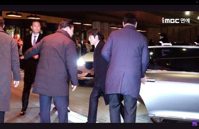 Lee Byung Hun, lawan main Kim Woo Bin dalam film Master (2016) hadir sendiri tanpa sang istri Lee Min Jung. Seperti tamu undangan lainnya, pemeran The Front Man di Squid Game itu memakai tuksedo hitam. Foto: dok. iMBC