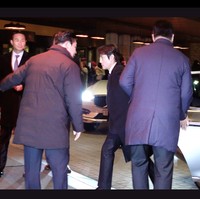 Lee Byung Hun, lawan main Kim Woo Bin dalam film Master (2016) hadir sendiri tanpa sang istri Lee Min Jung. Seperti tamu undangan lainnya, pemeran The Front Man di Squid Game itu memakai tuksedo hitam. Foto: dok. iMBC