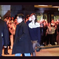 Gong Hyo Jin menyapa media dengan hangat setelah turun dari mobilnya. Sang aktris memilih memakai sweater navy dengan aksen kerah renda, rok pendek bermotif bunga, dan handbag hitam di pesta pernikahan Kim Woo Bin dan Shin Min Ah. Foto: dok. iMBC