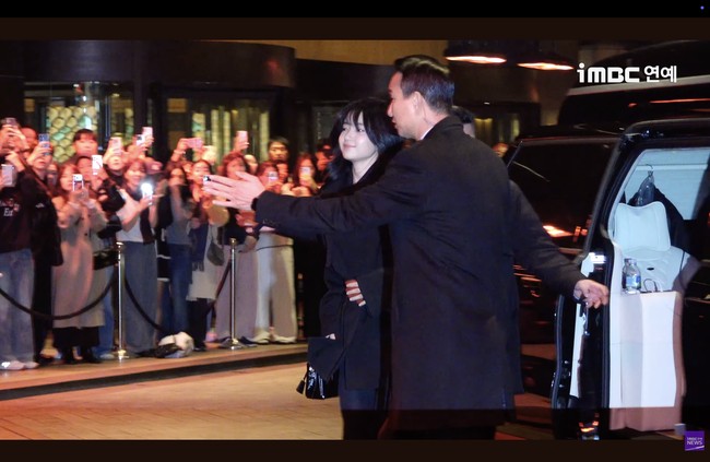 Seperti Ryu Jun Yeol, Kim Tae Ri juga bersahabat dengan mempelai pria setelah membintangi kedua sekuel film Alienoid. Ia terlihat menggemaskan dengan potongan rambut berponi, berbalut coat hitam. Foto: dok. iMBC