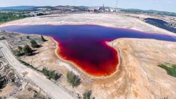 Danau Karachay yang terletak di wilayah Chelyabinsk, Rusia, adalah salah satu perairan paling berbahaya di dunia. Hanya setengah jam berada di dekat danau ini dapat berakibat fatal karena tingkat radiasi yang sangat tinggi. Tempat ini Digunakan sebagai tempat pembuangan limbah nuklir sejak pertengahan abad ke-20. Foto: Bored Panda