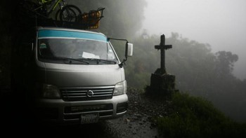Jalan Yungas sering disebut sebagai rute paling berbahaya di dunia. Membentang sepanjang 64 kilometer, jalan ini dipenuhi tikungan tajam, jurang curam, kabut tebal, dan bagian jalan yang sempit tidak beraspal dengan lebar hanya tiga meter. Foto: Bored Panda