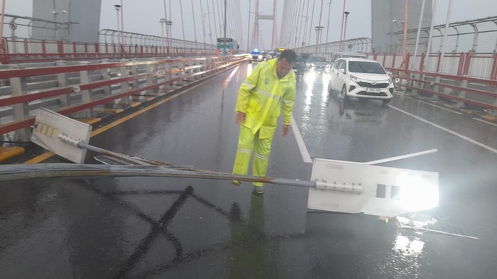 Diterjang Angin Kencang, Tiang PJU Jembatan Suramadu Roboh