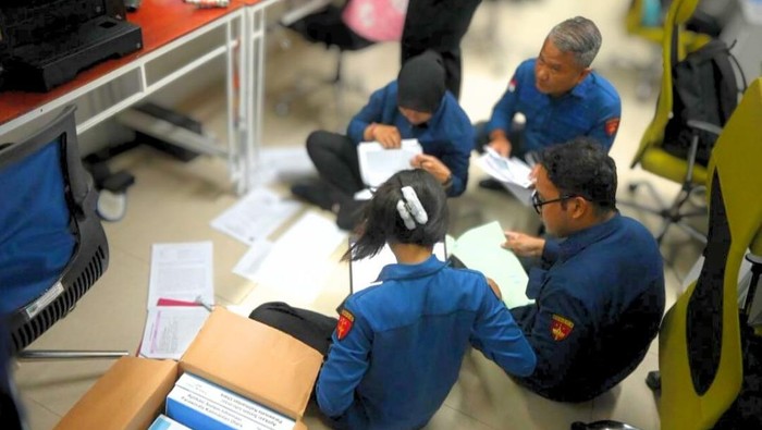 Tim Pidsus Kejati Kaltara melakukan penggeledahan di Lingkungan Pemprov Kaltara. (Kejati Kaltara)