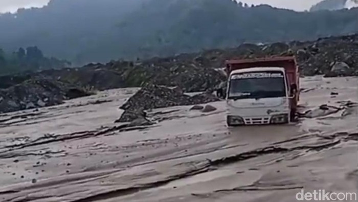 Truk Penambang Pasir Terjebak Banjir Lahar Semeru di Lumajang