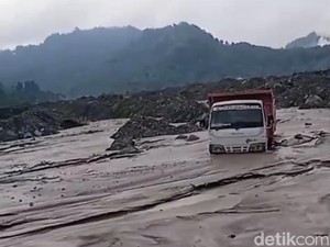 Truk Penambang Pasir Terjebak Banjir Lahar Semeru di Lumajang